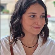 Studentessa di Lettere Moderne impartisce lezioni di letteratura italiana, inglese, greco e latino a studenti di medie e liceo